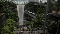 Menjadi ikon destinasi terbaru Singapura, Jewel Changi Airport berbentuk kubah kaca ikonik. Dirancang oleh arsitek kelas dunia, Moshe Safdie, Jewel menyuguhkan desain multi-dimensi yang unik, yang dilengkapi dengan berbagai atraksi wisata, tempat berbelanja dan restoran, hingga fasilitas bandara yang lengkap dan akomodasi yang dapat dinikmati oleh pengunjung dan wisatawan.