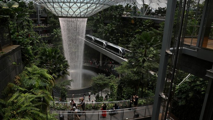 A view of the indoor waterfall at Jewel Changi Airport in Singapore April 4, 2024. REUTERS/Edgar Su