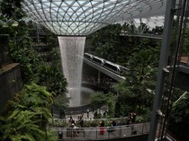 Ngeri, Penumpang Patah Kaki Saat Seluncuran di Bandara Changi