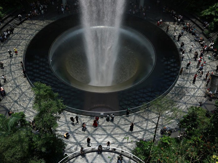 Terpesona Air Terjun di Bandara Jewel Changi Singapura A view of the indoor waterfall at Jewel Changi Airport in Singapore April 4, 2024. REUTERS/Edgar Su