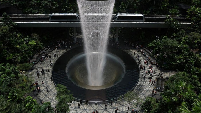 Turis Kritik Karpet Bandara Changi, Dibilang Bikin Susah Tarik Koper A view of the indoor waterfall at Jewel Changi Airport in Singapore April 4, 2024. REUTERS/Edgar Su