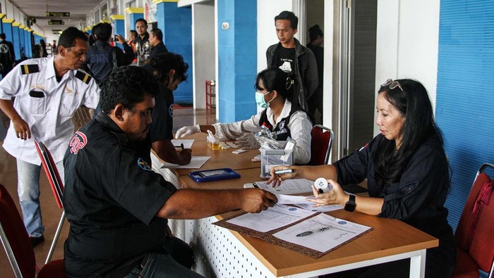 Sopir bus mengisi data pemeriksaan narkotika di Terminal WA Gara, Palangka Raya, Kalimantan Tengah, Jumat (5/4/2024). Tes narkotika secara mendadak yang dilakukan oleh BNN Kalteng tersebut untuk mencegah penyalahgunaan narkotika oleh para sopir bus angkutan mudik lebaran guna menjamin keamanan dan keselamatan pemudik. ANTARA FOTO/Auliya Rahman/nym.