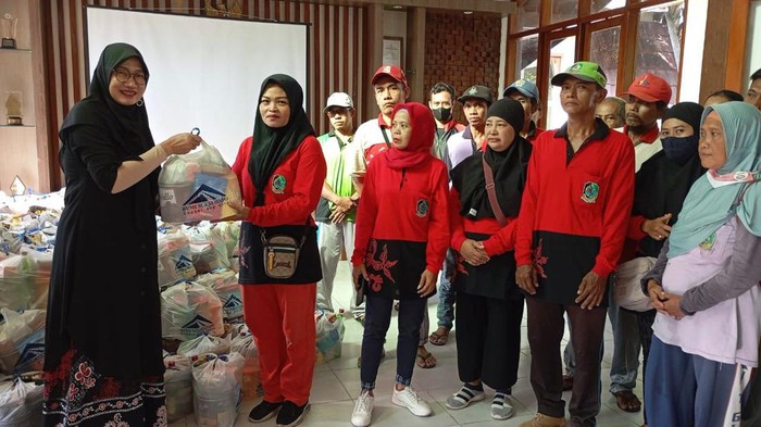 THL Petugas Kebersihan DHL Banyuwangi mendapat bingkisan dari PT BSI
