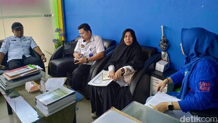 Tim dari Disnaker Parepare saat turun melakukan sidak pembayaran THR kepada karyawan.