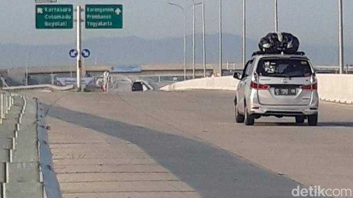 Kendaraan pemudik melintas di tol fungsional Solo-Jogja, Jumat (5/4/2024) pagi ini.