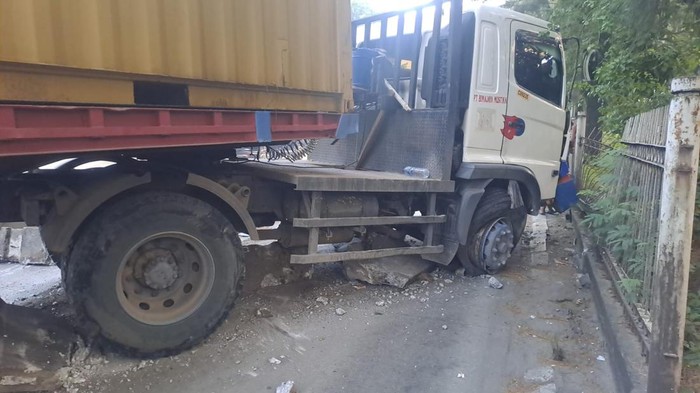 Truk kecelakaan tunggal di Penjaringan Jakut
