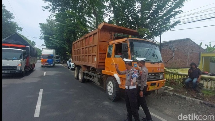 Truk sumbu 3 yang mengangkut bahan tambang atau galian C masih tetap nekat melintas di Kabupaten Kendal.