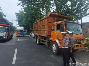 Nekat Melintas di Kendal Saat Angkutan Lebaran, Truk Galian C Disetop