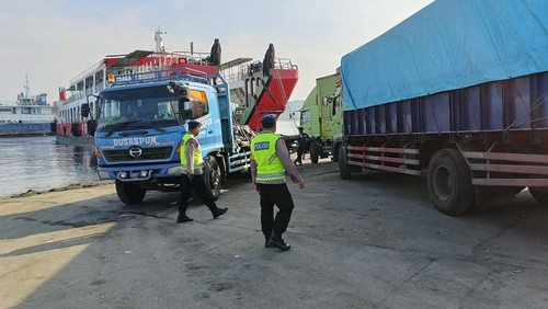 Truk yang masih diperbolehkan memasuki wilayah Pelabuhan Gilimanuk saat pembatasan kendaraan barang selama arus mudik 2024, Jumat (5/4/2024). (dok. Polres Jembrana)