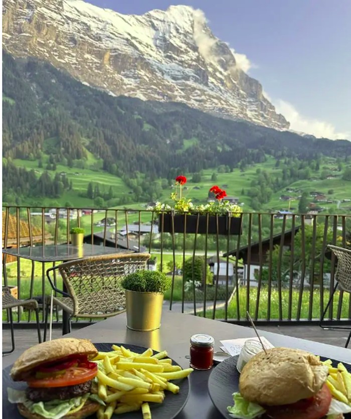 Turis makan burger Rp 1,5 juta di Swiss