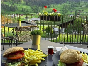 Liburan ke Swiss, Pasangan Turis Kaget Bayar 2 Burger Rp 1,5 Juta