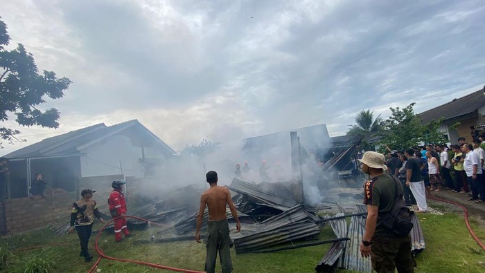 Upaya pemadaman kebakaran di salah satu rumah warga di Bangka Tengah.