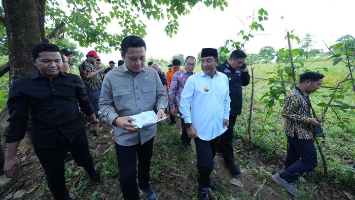 Wakil Ketua Komisi V DPR Andi Iwan Darmawan Aras (kiri) bersama Pj Gubernur Sulsel Bahtiar Baharuddin (kanan) saat meninjau lahan stadion di GOR Sudiang.