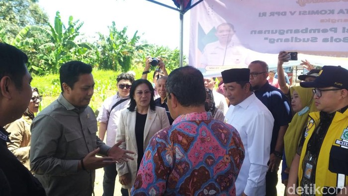 Wakil Ketua Komisi V DPR RI, Andi Iwan Darmawan Aras (kiri) saat mengunjungi lokasi pembangunan stadion di GOR Sudiang.