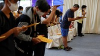 Gempa tersebut menewaskan sedikitnya 12 orang.  