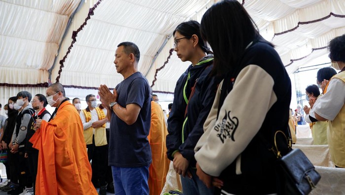 People attend a religious ceremony honouring people who died during the earthquake, at a funeral parlour, in Hualien, Taiwan April 5, 2024. REUTERS/Carlos Garcia Rawlins