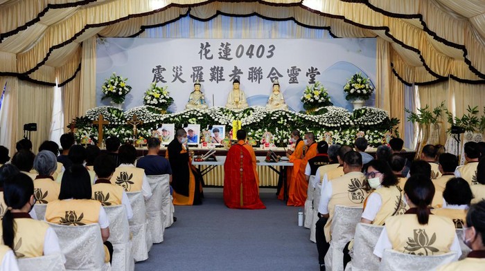 Warga Taiwan Gelar Upacara Peringatan untuk Korban Gempa People attend a religious ceremony honouring people who died during the earthquake, at a funeral parlour, in Hualien, Taiwan April 5, 2024. REUTERS/Carlos Garcia Rawlins