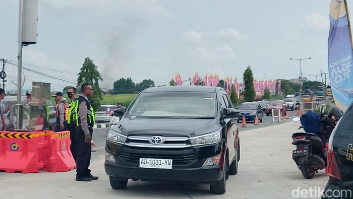 Warga yang ingin masuk Exit Tol Kuncen, Kecamatan Ceper dihalau polisi, Jumat (5/4/2024)