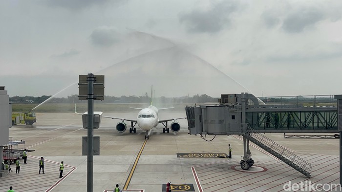 Water salute sambut Citilink di Bandara Dhoho Kediri