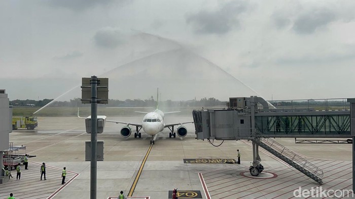 Water salute sambut Citilink di Bandara Dhoho Kediri