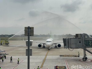 Momen Penerbangan Pertama Mendarat di Bandara Dhoho Kediri