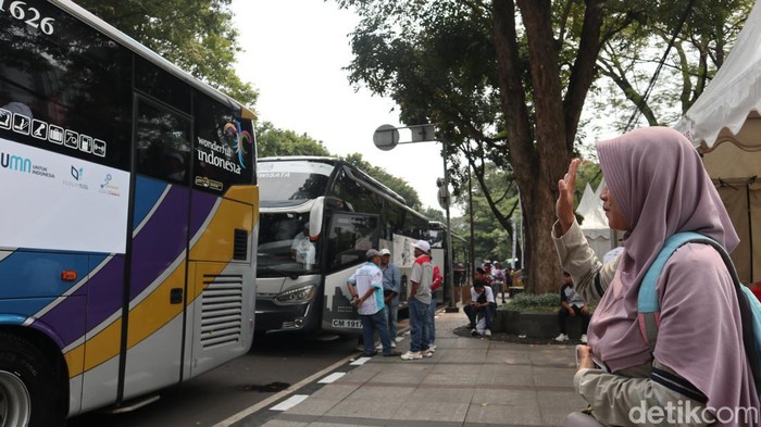 Windarti, ibu muda di Kota Bandung saat mengantar anaknya mudik duluan ke Magelang.