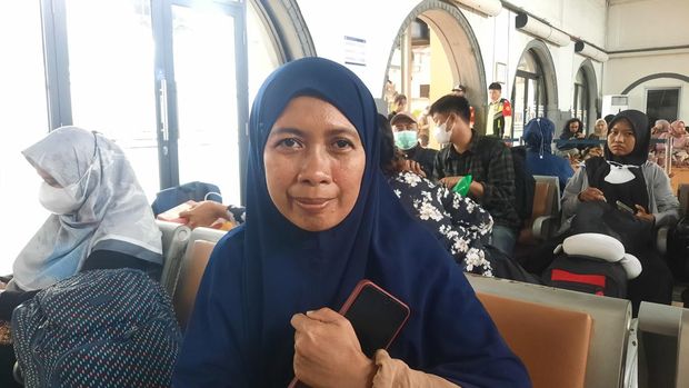 Yuli, pemudik di Stasiun Pasar Senen