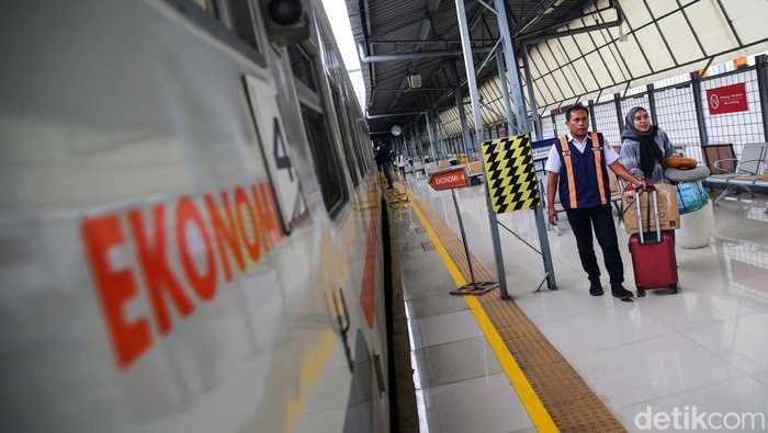 26 Ribu Pemudik Berangkat dari Stasiun Senen Hari Ini Sebanyak 26.777 penumpang penumpang melakukan perjalanan mudik dari Stasin Senen hari ini. Mereka berangkat dengan 38 perjalanan kereta api jarak jauh.