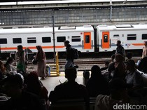 Viral Pria Berseragam TNI Diam-diam Foto Penumpang Wanita Tidur di Kereta Api