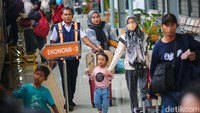 Sebanyak 26.777 penumpang melakukan perjalanan dari Stasiun Pasar Senen hari ini. 