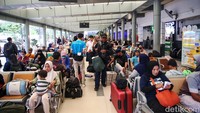 Para pemudik menunggu kedatangan kereta api yang akan ditumpangi ke sejumlah daerah di Pulau Jawa.