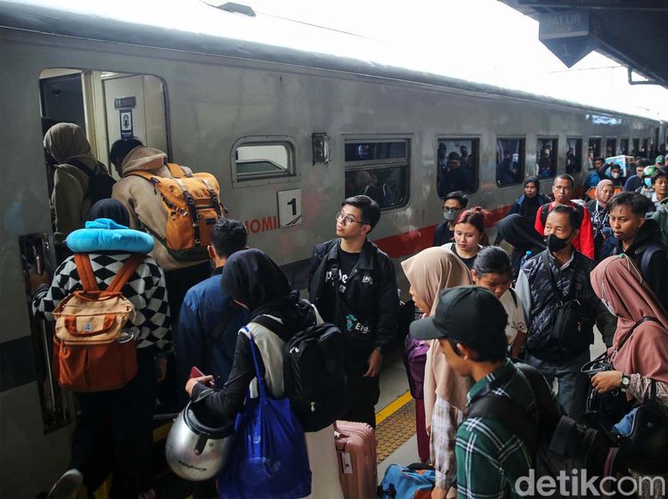 26 Ribu Penumpang Mudik dari Stasiun Senen Hari Ini