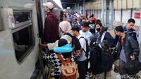 PT Kereta Api Indonesia (KAI) Daop 1 Jakarta memprediksi puncak arus mudik Lebaran 2024 terjadi hari ini. 