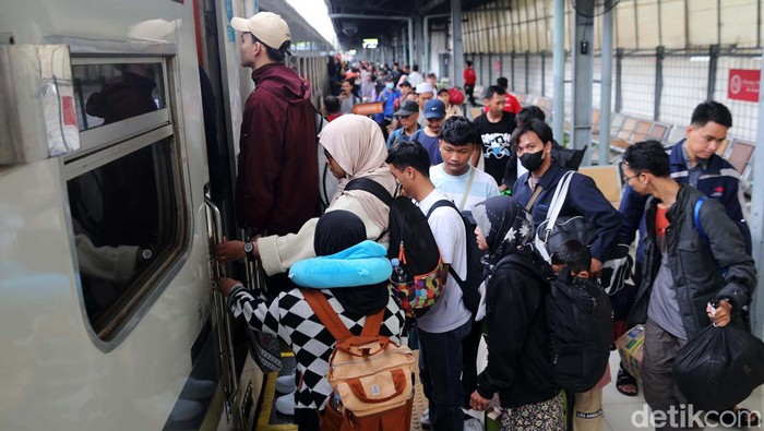 Sebanyak 26.777 penumpang penumpang melakukan perjalanan mudik dari Stasin Senen hari ini. Mereka berangkat dengan 38 perjalanan kereta api jarak jauh.