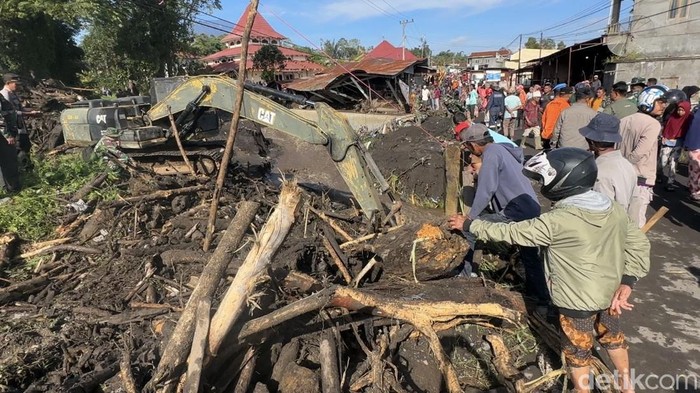 Alat berat dikerahkan untuk membersihkan dampak banjir lahar dingin di Agam. (Jeka Jampai/detikcom)