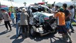 Ambulans dan Bus Santoso Adu Banteng di Temanggung