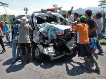 Ambulans dan Bus Santoso Adu Banteng di Temanggung