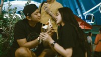 Anji juga kerap kali hangout dengan seniman lainnya. Salah satunya tampak ketika ia ikut Denny Caknan dan Bella Bonita untuk makan es krim bersama. Foto: Instagram/duniamanji