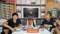 Sosok Anji yang bersahabat juga pernah diundang pada podcast PWK yang dipimpim oleh Praz Teguh. Gayanya begitu santai, seolah sudah terbiasa nongkrong di warung kopi. Foto: Instagram/duniamanji