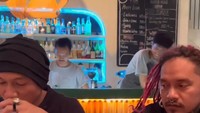 Konten lucu dan unik dibuat Anji oleh teman-temannya. Salah satunya momen saat ia berebut makanan yang tersisa satu potong ketika di restoran. Foto: Instagram/duniamanji