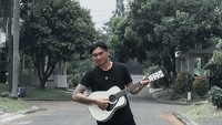 Anji Manji baru saja mengunggah video kocak pada akun Instagram @duniamanji (5/4). Ia dituduh salah satu netizen sebagai ayah dari Bilqis Humaira Razaq yang menelantarkan anaknya. Foto: Instagram/duniamanji