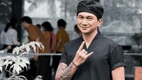 Tudingan tersebut terjadi karena seorang netizen mengira Anji adalah Enji, mantan suami Ayu Ting Tingi. Anji sendiri begitu santai dan menghadapi hal ini dengan cara yang kocak. Foto: Instagram/duniamanji