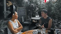 Sebagai seorang musisi, Anji pernah berdiskusi dengan Ni Luh Djelantik terkait hak para seniman. Kafe yang nyaman dipilih Anji untuk menyambangi aktivis asal Bali tersebut. Foto: Instagram/duniamanji