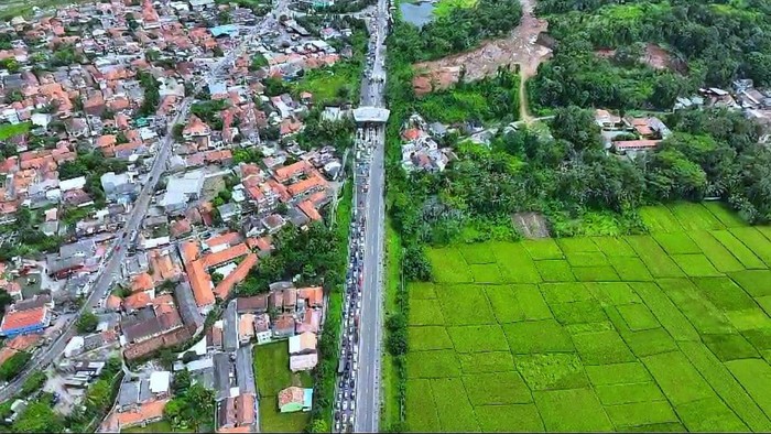 Lalu Lintas Mengular di Tol Merak, Antrean Kendaraan Melonjak Jelang Libur Lebaran