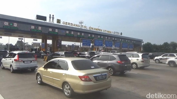Antrean kendaraan di GT Cikatama.