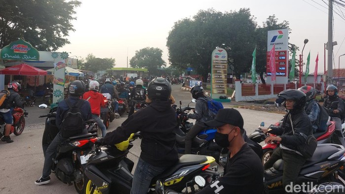 Antrean kendaraan di SPBU yang berlokasi di wilayah perbatasan Indramayu - Cirebon