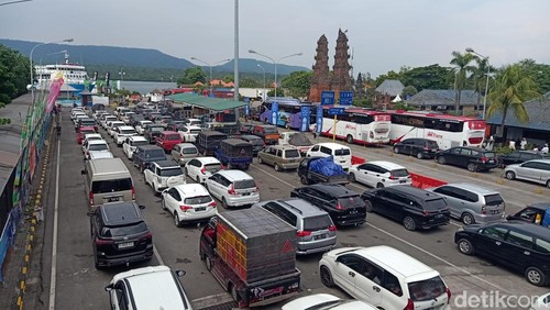 Antrean kendaraan menuju Pelabuhan Gilimanuk, Jembrana, Bali, Sabtu (6/4/2024). (Foto: I Putu Adi Budiastrawan/detikBali)