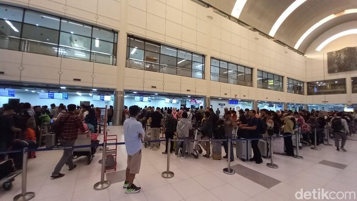 Antrean penumpang di Bandara Hang Nadim Batam hari ini (Alamudin Hamapu/detikcom)