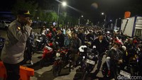 Ribuan pemotor masih terlihat tertib hingga tak bisa tertampung di parkiran dan meluap ke jalanan.