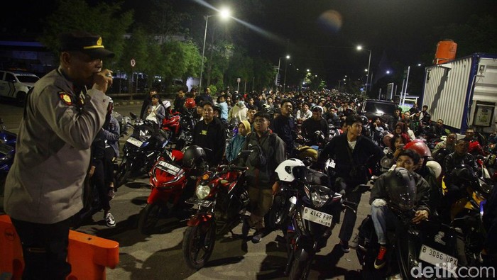 Antrean Ribuan Pemudik Motor di Pelabuhan Ciwandan